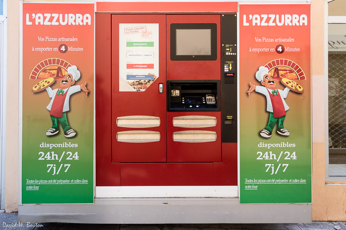 Yes, you can buy pizzas from this vending machine in Ferney-Voltaire